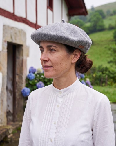 Mujer con boina vasca gris y blusa vasca de lorzas