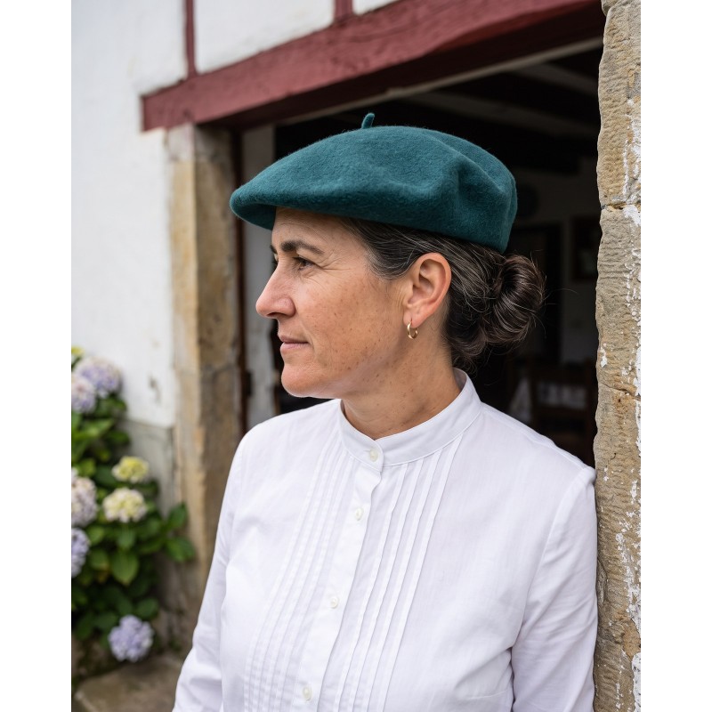 Mujer con boina vasca verde y blusa vasca de lorzas