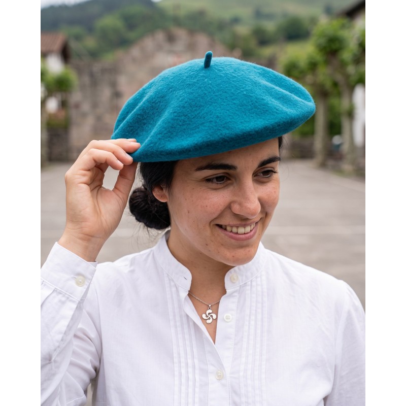 Mujer con boina vasca turquesa y blusa vasca de lorzas